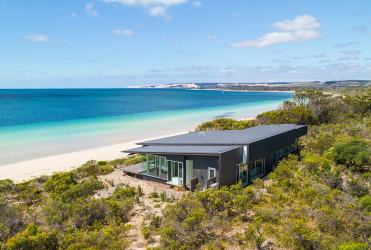 南澳大利亚州，袋鼠岛，One Kangaroo Island 度假屋，一座隐藏在原始林地间的建筑，俯瞰着洁白沙滩 © 南澳大利亚旅游局版权所有