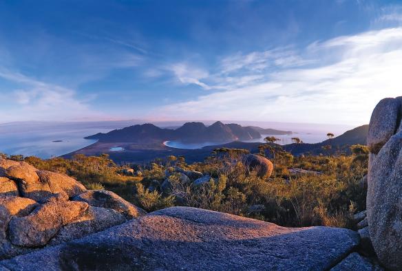 塔斯马尼亚州，菲欣纳，从阿摩司山眺望酒杯湾 © 塔斯马尼亚旅游局/John de la Roche 版权所有