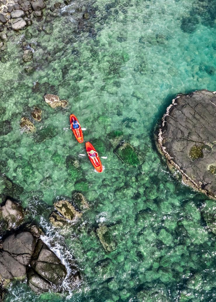 北领地，布雷默岛，航拍巴努巴努海滩度假村划皮艇 © 澳大利亚旅游局版权所有