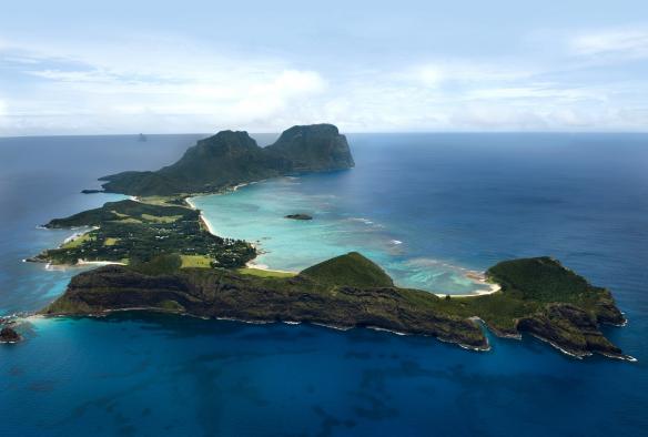 新南威尔士州，俯瞰豪勋爵岛青翠的山峰和周围湛蓝的海水 © 百利酒店集团版权所有