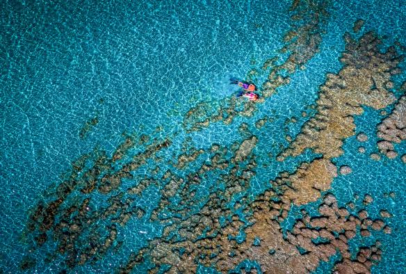 西澳大利亚州，鲨鱼湾，俯瞰两人正在浮潜 © Ben Teo / Coral Coast Helicopter Services 旅行社版权所有