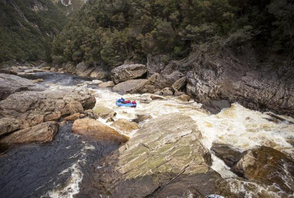 塔斯马尼亚州，富兰克林-戈登原野河国家公园，参加 Franklin River Rafting 项目的人们正在挑战岩石间的白水急流 © 澳大利亚旅游局版权所有