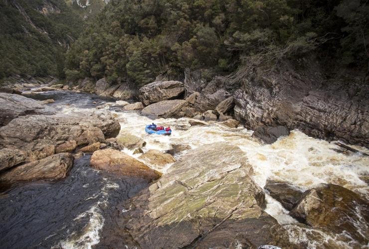 塔斯马尼亚州，富兰克林-戈登原野河国家公园，参加 Franklin River Rafting 项目的人们正在挑战岩石间的白水急流 © 澳大利亚旅游局版权所有