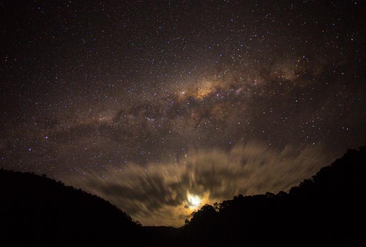 塔斯马尼亚州，富兰克林-戈登原野河国家公园，富兰克林河上群星密布的夜空 © 澳大利亚旅游局版权所有