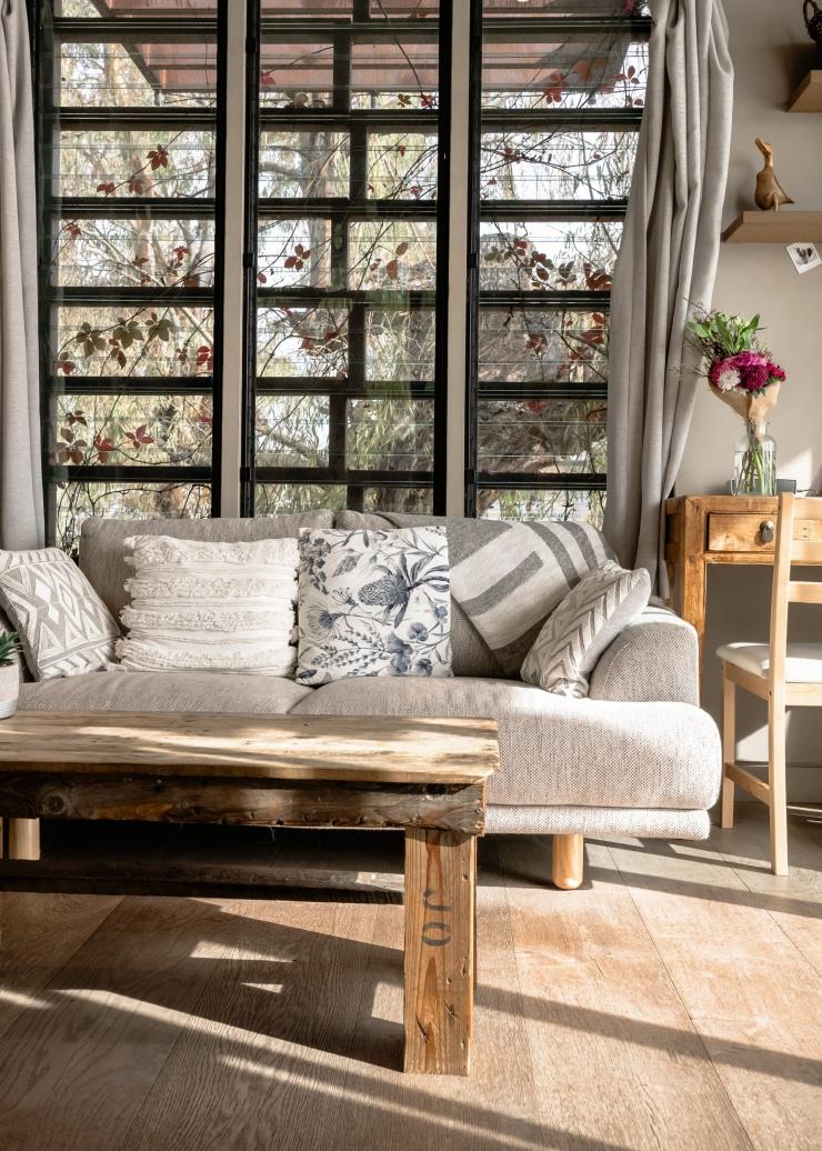 南澳大利亚州，墨累河，比尔船屋，阳光透过窗户洒进客厅，整个空间暖洋洋的 © Bash_Images/南澳大利亚旅游局版权所有