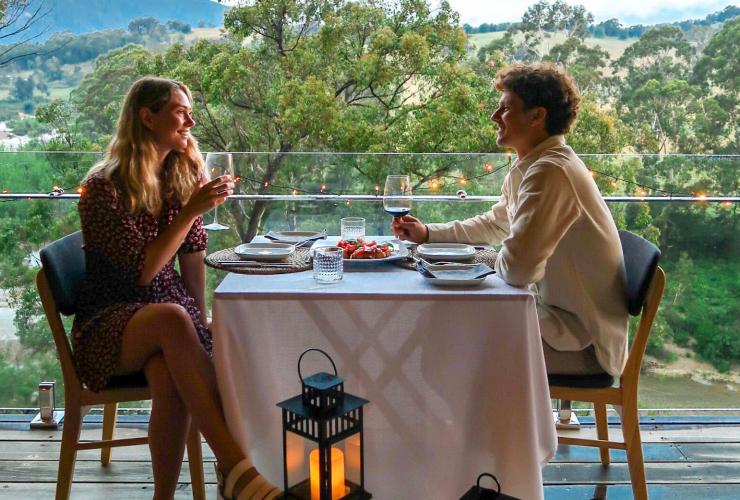 新南威尔士州，库拉容度假酒店，一对情侣在阳台上享用烛光晚餐，眼前是苍茫的原始林地 © Amy Fraser 版权所有