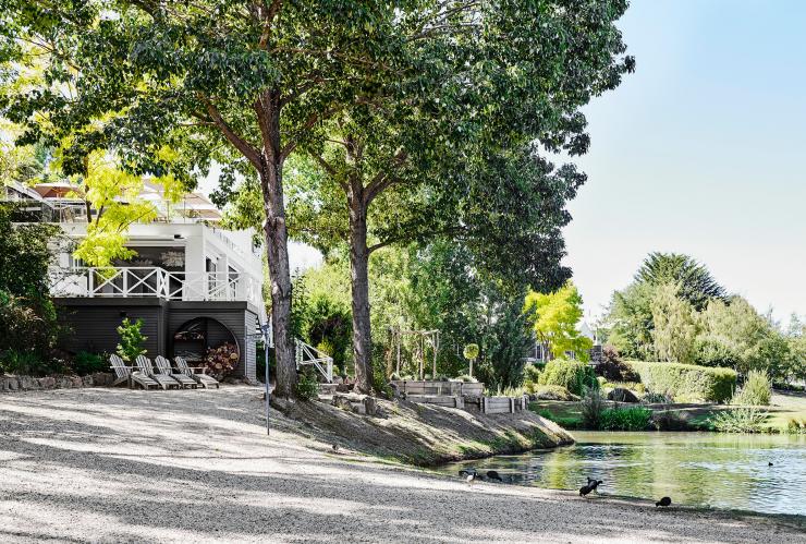 维多利亚州，戴尔斯福特，湖边小屋，一栋大房子坐落在湖边，四周绿树环抱 © 维多利亚州旅游局版权所有