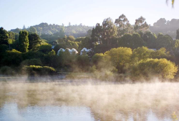 维多利亚州，戴尔斯福特，湖边小屋，薄雾轻抚湖面，原始林地中，几间小屋若隐若现 © 湖边小屋版权所有