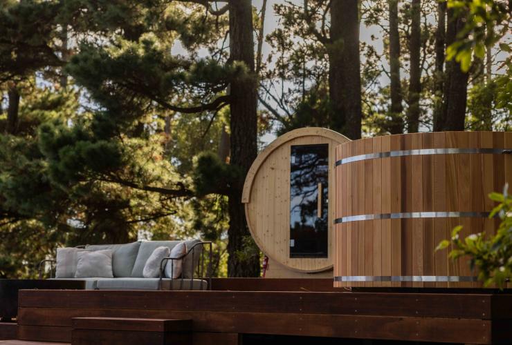 新南威尔士州，班达努恩，奥斯本庄园，阳台上的木制桑拿房，周围绿树环绕 © Osborn House 版权所有 