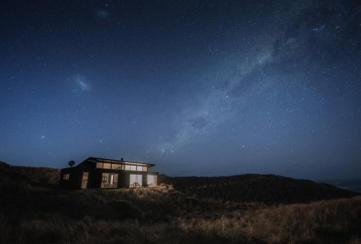 塔斯马尼亚州，国王岛，基塔瓦旅舍，夜晚，星空下，一座位于草山上的房子 © Jason Charles Hill 版权所有