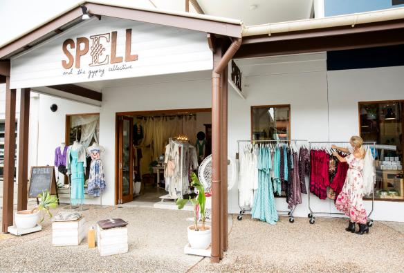 新南威尔士州，拜伦湾，一位女性在 Spell & The Gypsy Collective 门店布置服装陈列 © 新南威尔士州旅游局版权所有