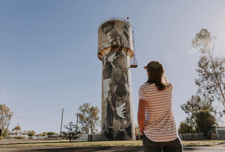 昆士兰州，在库纳穆拉欣赏彩绘水塔的女性 © 昆士兰州旅游及活动推广局版权所有