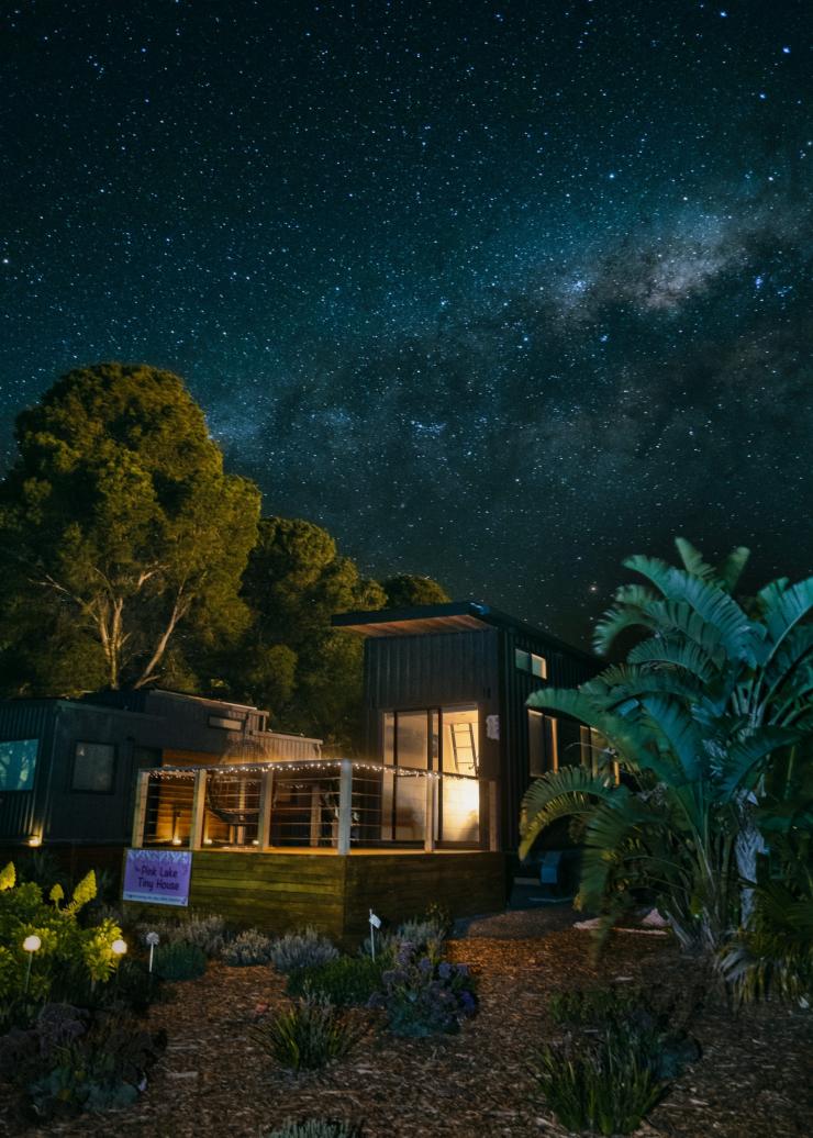 南澳大利亚州，嘉利谷，粉红湖旅游小屋，漫空繁星下的浪漫小屋外景 © 南澳大利亚旅游局版权所有