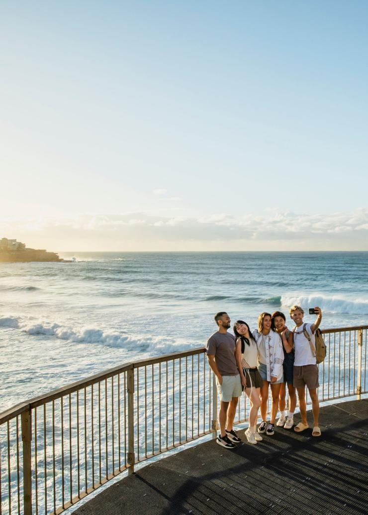 新南威尔士州，悉尼，一群朋友在邦迪海滩自拍 © 新南威尔士州旅游局版权所有