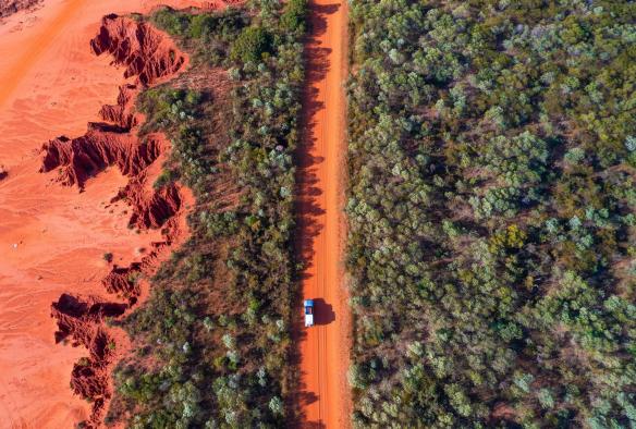 西澳大利亚州，金伯利，詹姆斯 · 普莱斯角，俯瞰红土路 © 澳大利亚旅游局版权所有