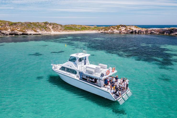 西澳大利亚州，珀斯，珀斯野生动物邂逅之旅，清澈水域中一群人在船上的航拍图 © 澳大利亚旅游局版权所有