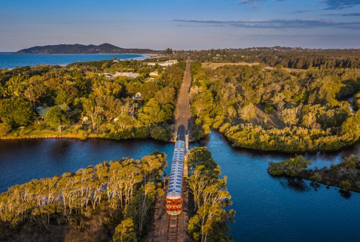 新南威尔士州，拜伦湾，贝隆吉尔溪，从空中俯瞰，拜伦太阳能列车穿越原始林地 © Byron Solar Train 版权所有