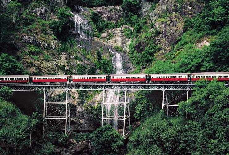 昆士兰州，库兰达，库兰达观光列车，火车沿着高架轨道穿行在雨林间，旁边一道瀑布奔流而下 © 昆士兰州旅游及活动推广局版权所有
