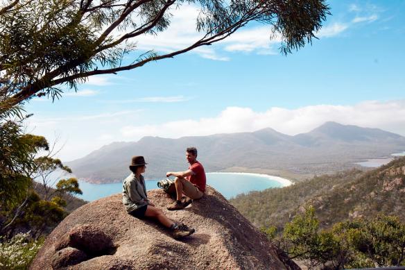 塔斯马尼亚州，酒杯湾，菲欣纳步行体验 © Freycinet Experience Walk 版权所有